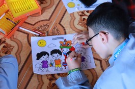 Các em dự thi tô màu tranh Tết Trung thu