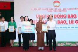 Thượng tọa Thích Thiện Quý thay mặt Ban Trị sự GHPGVN TP.HCM nhận thư tri ân của Ủy ban MTTQVN TP.HCM tại buổi phát động - Ảnh: Xuân Khu