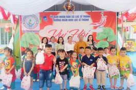 Đại diện chùa Phước Nguyên, Quỹ Khuyến học Hoa Từ Bi trao quà cho thiếu nhi vui Tết Trung thu