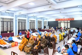 Nhiều Tăng, Ni đến hiến máu nhân đạo lần đầu tiên tổ chức tại Văn phòng II T.Ư - thiền viện Quảng Đức - Ảnh: Quang Tròn