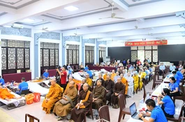 Nhiều Tăng, Ni đến hiến máu nhân đạo lần đầu tiên tổ chức tại Văn phòng II T.Ư - thiền viện Quảng Đức - Ảnh: Quang Tròn