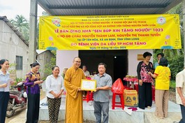 Đại đức Thích Minh Phú bàn giao nhà đến gia đình cháu Nguyễn Thành Lam, Nguyễn Thị Thanh Tuyền, xã An Định