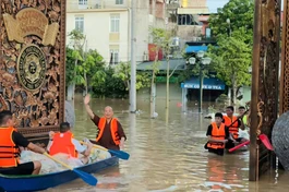 Chư tôn đức chùa Phù Liễn, tỉnh Thái Nguyên vận chuyển hàng hóa cứu trợ bà con vùng bão lũ