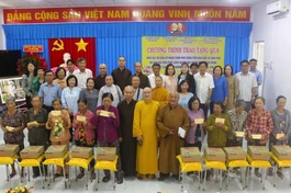 Đoàn Ban Đại diện Phật giáo người Hoa TP.HCM trao quà đến những ia đình khó khăn tại tỉnh Vĩnh Long