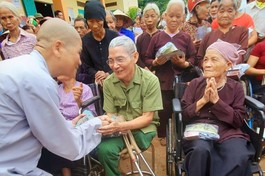 Ni trưởng Thích nữ Tâm Nguyệt động viên bà con vùng bão lũ tỉnh Thái Nguyên