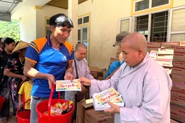 Ni sư Thích nữ Nguyên Xuân trao quà đến gia đình khó khăn sau bão lũ tại tỉnh Nghệ An