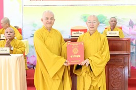 Hòa thượng Thích Minh Thiện trao quyết định bổ nhiệm Trưởng ban Quản trị chùa Long Thạnh đến Thượng tọa Thích Quảng Tâm