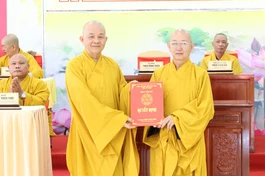 Hòa thượng Thích Minh Thiện trao quyết định bổ nhiệm Trưởng ban Quản trị chùa Long Thạnh đến Thượng tọa Thích Quảng Tâm