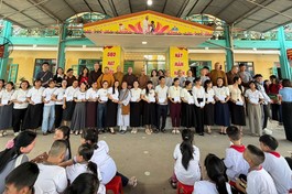 Đoàn Tăng Ni, Phật tử tỉnh Vĩnh Long trao quà cho học sinh có hoàn cảnh đặc biệt khó khăn