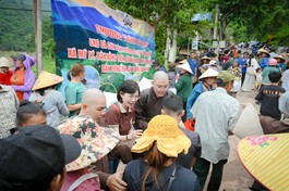 Đoàn từ thiện tu viện Khánh An trao quà đến bà con xã Mỹ Lý, tỉnh Nghệ An