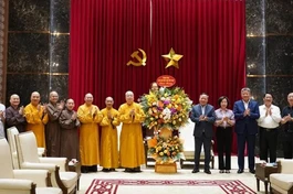 Phái đoàn lãnh đạo Giáo hội tặng hoa chúc mừng đến Thành ủy TP.Hà Nội