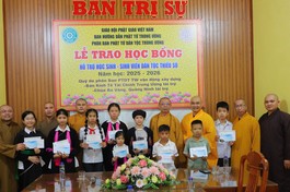 Phân ban Phật tử dân tộc T.Ư phía Bắc, Ban Trị sự GHPGVN tỉnh Lào Cai tặng học bổng cho các em học sinh
