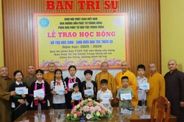 Phân ban Phật tử dân tộc T.Ư phía Bắc, Ban Trị sự GHPGVN tỉnh Lào Cai tặng học bổng cho các em học sinh