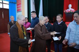 Ni trưởng Thích nữ Nhật Khương trao quà đến bà con vùng bão lũ tỉnh Ninh Bình