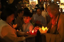 Lễ thắp nến tri ân tại chùa Huệ Hương