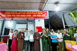 Đại diện các đơn vị bàn giao nhà đến gia đình bà Thái Thị Thủy, cư ngụ tại ấp 1, xã Phủ Lý 