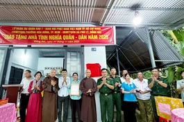 Đại diện các đơn vị bàn giao nhà đến gia đình bà Thái Thị Thủy, cư ngụ tại ấp 1, xã Phủ Lý 