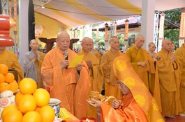 Trưởng lão Hòa thượng Thích Minh Thông niêm hương bạch Phật trong lễ khai kinh 