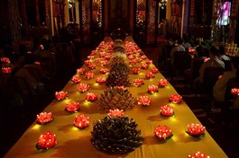 Hoa đăng tưởng niệm anh hùng liệt sĩ, chiến sĩ, đồng bào đã yên nghỉ tại Nghĩa trang Đô Thành cũ