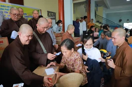 Chư Ni các tự viện TP.HCM, tỉnh Đồng Nai trao quà đến bà con khó khăn tại TP.Đà Nẵng