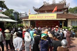 Ban Trị sự GHPGVN tỉnh Vĩnh Long trao quà đến bà con tại điểm chùa Bình Quang