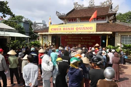 Ban Trị sự GHPGVN tỉnh Vĩnh Long trao quà đến bà con tại điểm chùa Bình Quang