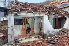 Một nhà dân ở tỉnh Bình Định cũ bị hư hỏng do bão số 13