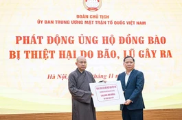 Thượng tọa Thích Đức Thiện thay mặt Trung ương GHPGVN trao bảng ủng hộ 200 triệu đồng đến đại diện Ủy ban TƯMTTQVN