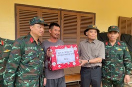 Sáng 22-11, Bí thư Thành ủy TP.HCM Trần Lưu Quang thăm hỏi, trao quà tận tay cho bà con vùng lũ Khánh Hòa