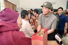 Bí thư Thành ủy TP.HCM Trần Lưu Quang thăm hỏi bà con vùng bão lũ tỉnh Khánh Hòa