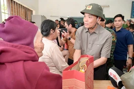 Bí thư Thành ủy TP.HCM Trần Lưu Quang thăm hỏi bà con vùng bão lũ tỉnh Khánh Hòa