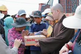 Đại đức Thích Thị Nhân, trụ trì chùa Văn Thánh trao quà đến bà con vùng bão lũ