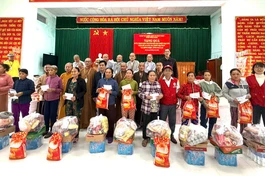 Đoàn chư tôn đức Tăng Ni GHPGVN tỉnh Vĩnh Long trao quà đến bà con vùng bão lũ