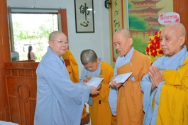 Đại diện Phân ban Ni giới TP.Cần Thơ trao Giấy chứng nhận Lớp Luật học cho chư Ni sau hai năm học tập