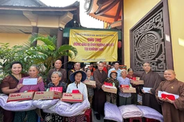 Chư tôn đức và ông Nguyễn Hoàng Giang trao quà đến bà con khó khăn ảnh hưởng bão lũ tại tỉnh Khánh Hòa