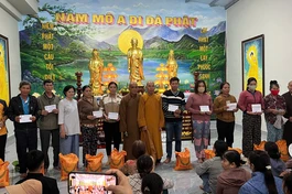 Đoàn từ thiện Pháp Tạng thuộc Ban Từ thiện xã hội Báo Giác Ngộ trao quà đến bà con vùng bão lũ 