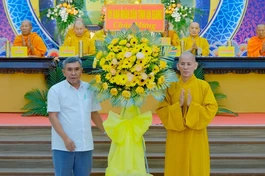 Hòa thượng Thích Thiện Thống nhận lẵng hoa chúc mừng của Ủy ban Nhân dân tỉnh An Giang
