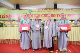 Thí sinh đạt giải nhất (phải) và thí sinh đạt giải nhì nhận giải thưởng từ nhị vị Ni trưởng