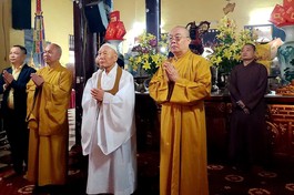 Hòa thượng Jwasan Sangsa cùng chư tôn đức lãnh đạo GHPGVN đảnh lễ Tam bảo tại chính điện chùa Quán Sứ