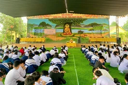 Đại đức Thích Chúc Huy có thời thuyết giảng về "Lòng biết ơn" đến học sinh