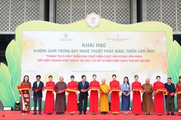 Cắt băng khai mạc triển lãm