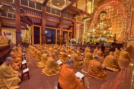 Thời khóa tụng kinh của chư hành giả Tuần huân tu tại Việt Nam Quốc Tự - Ảnh: Quảng Đạo/BGN