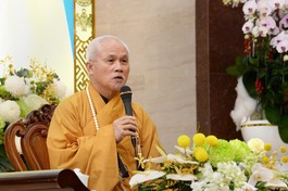  Thượng tọa Thích Giác Dũng chia sẻ với gần 1.000 Tăng Ni, tại Việt Nam Quốc Tự