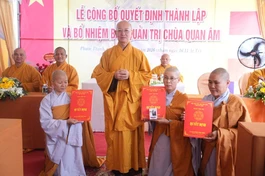 Thượng tọa Thích Quảng Tâm trao quyết định bổ nhiệm Ban Quản trị chùa Quan Âm