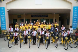 Đoàn trao 30 chiếc xe đạp đến học sinh Trường Trung học Cơ sở Khánh Vĩnh - Ảnh: T.N