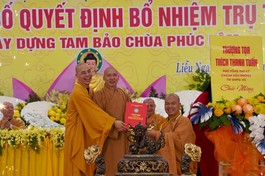 Thượng tọa Thích Thanh Tuấn và Thượng tọa Thích Thanh Sơn trao quyết định đến Đại đức Thích Thanh Đức 
