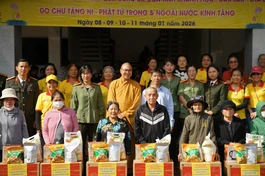 Đoàn từ thiện chùa Tường Nguyên trao quà đến người dân tỉnh Đắk Lắk