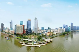 Trung tâm TP.HCM nhìn từ sông Sài Gòn - khu vực tập trung các hoạt động tài chính, thương mại, dịch vụ, giữ vai trò động lực tăng trưởng của Thành phố - Ảnh: MTTP