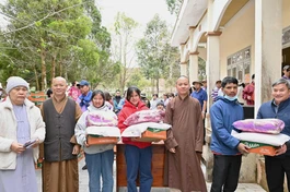 Đoàn trao tặng 400 phần quà đến đồng bào dân tộc tại xã Măng Đen