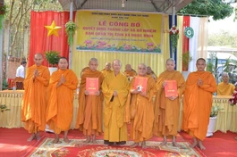 Thượng tọa Thích Quảng Tâm trao quyết định đến Ban Quản trị tịnh xá